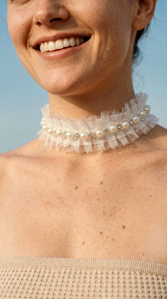 Gargantilla Avra de tul plisado con perlas y strass
